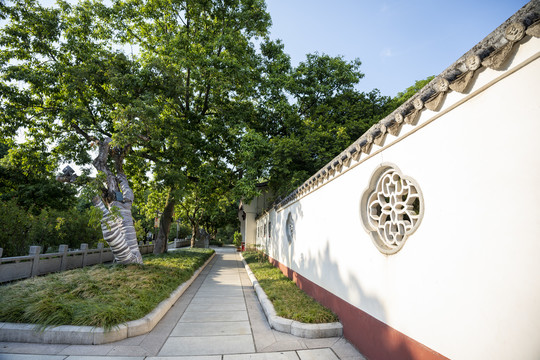西湖公园寺庙围墙