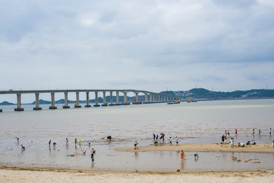 海滨沙滩游人