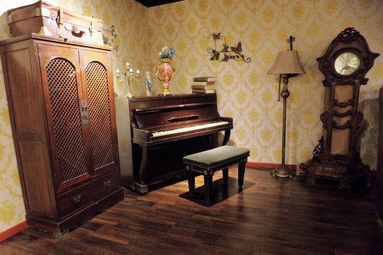 复古立式钢琴
