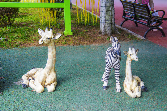 鞍山动物园两只鹿一匹马雕像