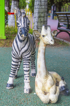 鞍山动物园一只鹿一匹马雕像