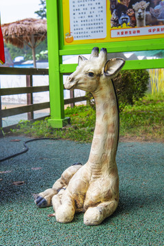 鞍山动物园一只小鹿雕像
