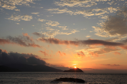 海上日出彩霞