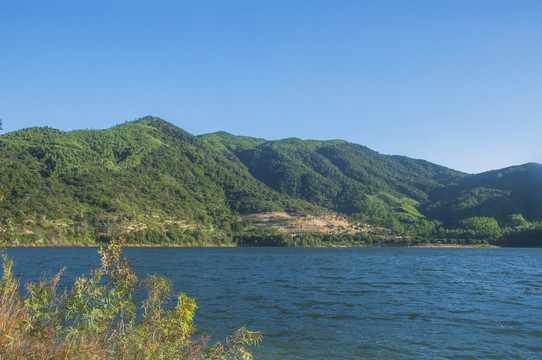 山水湖畔山峰