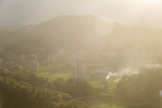 南安山西村逆光影像