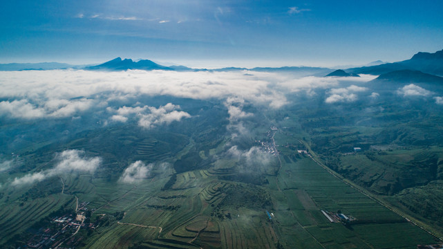 山村轻雾