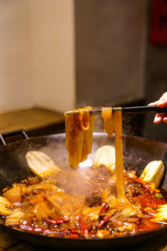 地锅鸡炒鸡肉黄焖鸡公煲美食