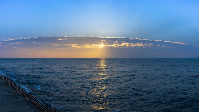 海上日出