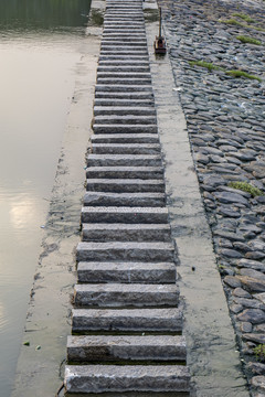 水坝石板桥台阶