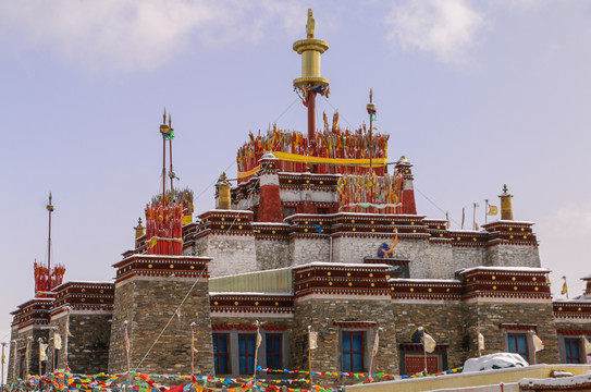 雪山上的藏族寺庙