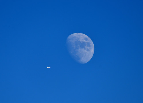 蓝天月亮飞机