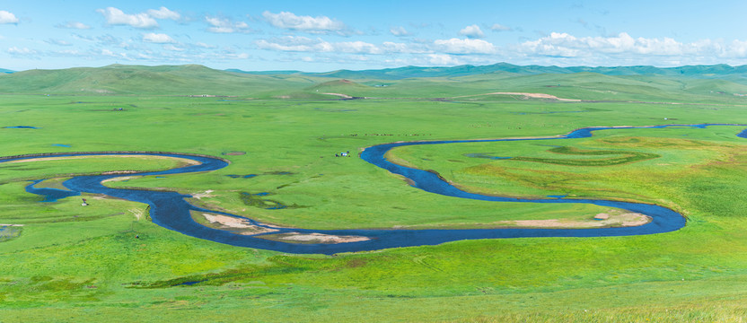 草原夏季牧场河流