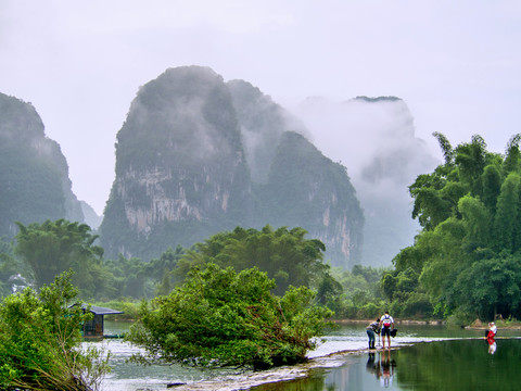 山水雾景