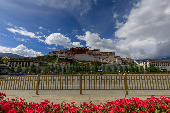 西藏拉萨布达拉宫蓝天白云