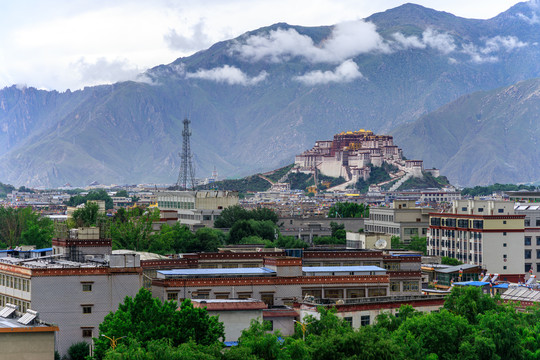 西藏拉萨民居布达拉宫远眺