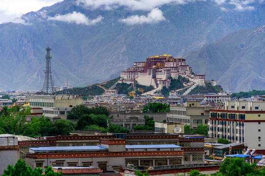 西藏拉萨民居布达拉宫远眺