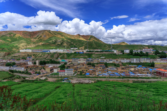 西藏昌都丁青县城高原风光