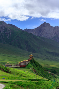 西藏昌都丁青高原风光寺庙