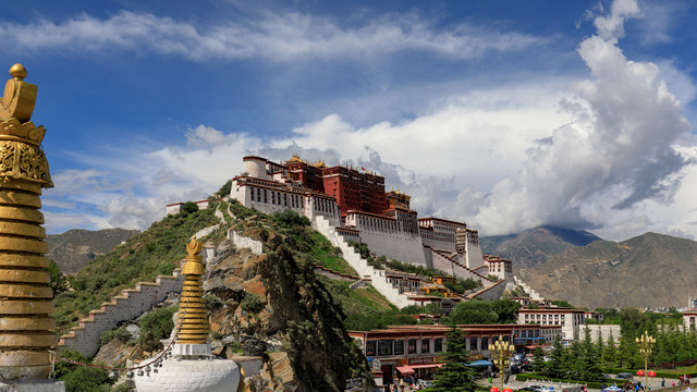 西藏拉萨布达拉宫白塔蓝天白云