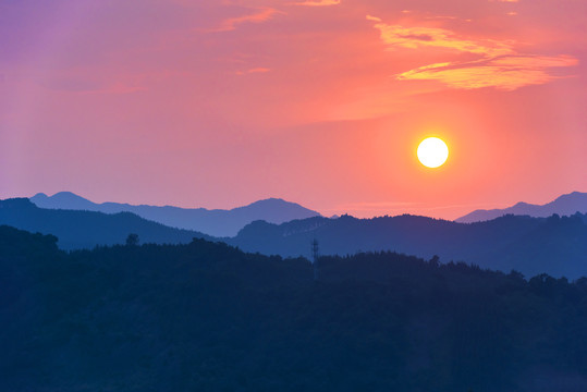 黄昏山景