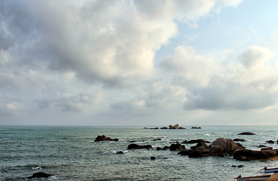 三亚海滩礁石
