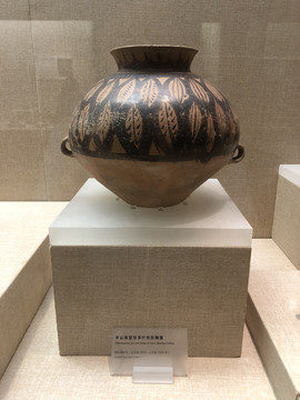 新石器时代彩色叶子陶罐