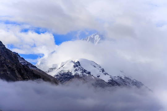 珠穆朗玛峰雪山蓝天云雾缭绕