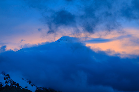 珠穆朗玛峰雪山傍晚云雾缭绕