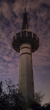 夜间的信号塔