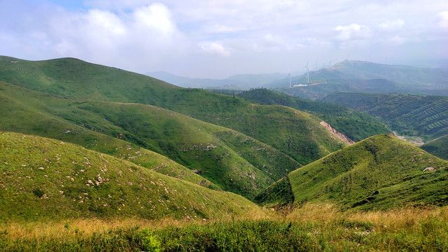 远山白云好看的风景