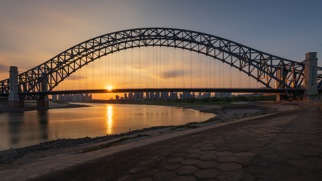 夕阳下的武汉汉江湾桥