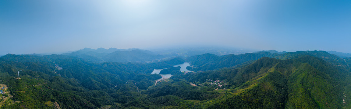 大山里的湖泊全景图