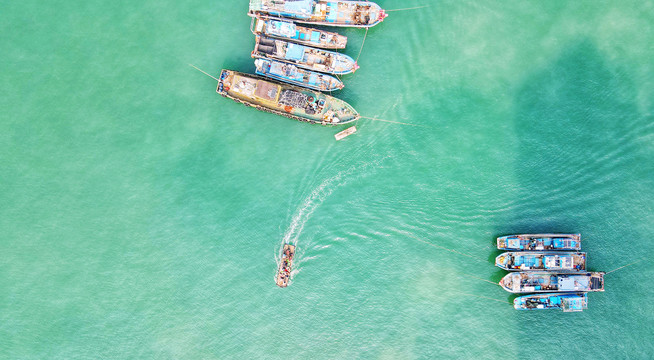 海边船只停泊