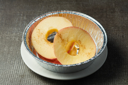 锡纸盘上烤苹果片