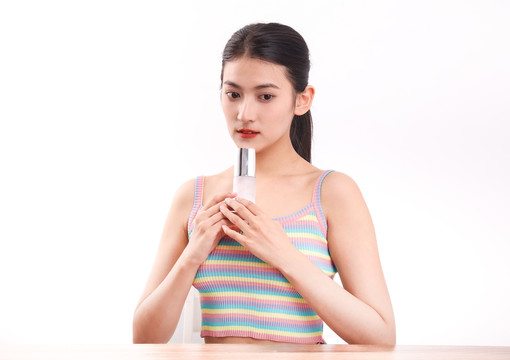 穿着条纹吊带的美丽女性