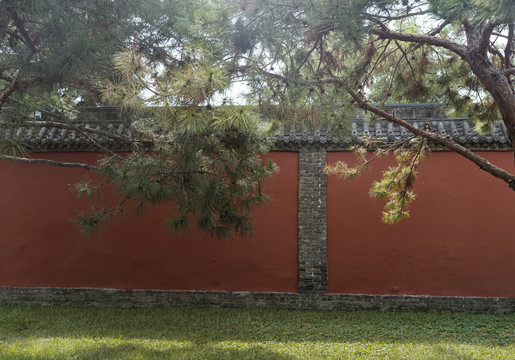 古代红色墙面建筑特写背景图