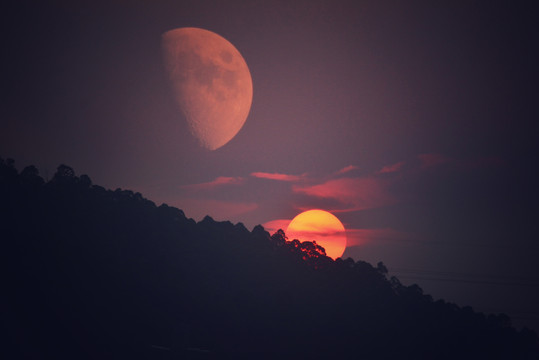 夕阳与月亮
