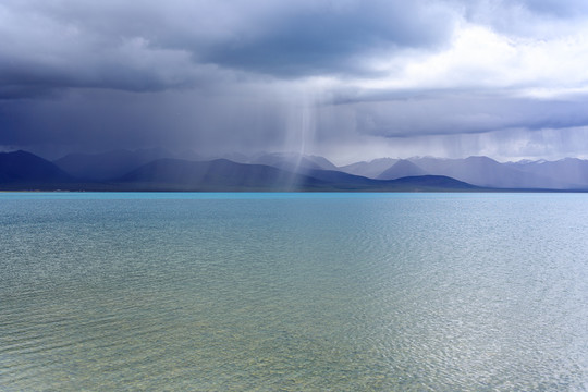 西藏拉萨纳木措咸水湖雨帆