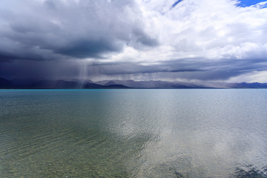 西藏拉萨纳木措咸水湖雨帆