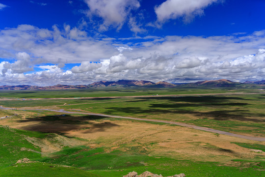 青藏线109国道风光草原河流