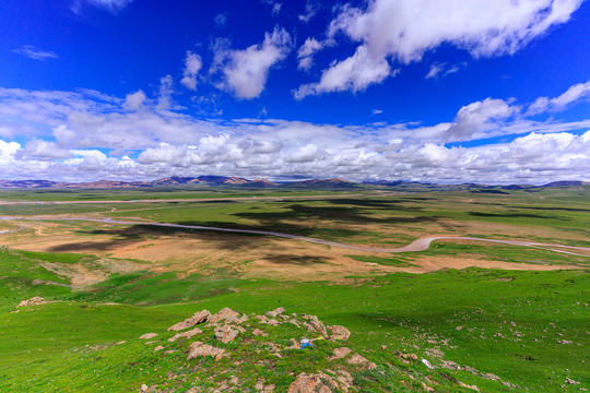 青藏线109国道风光草原河流