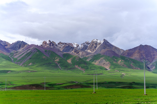 青藏线109国道风光草原雪山