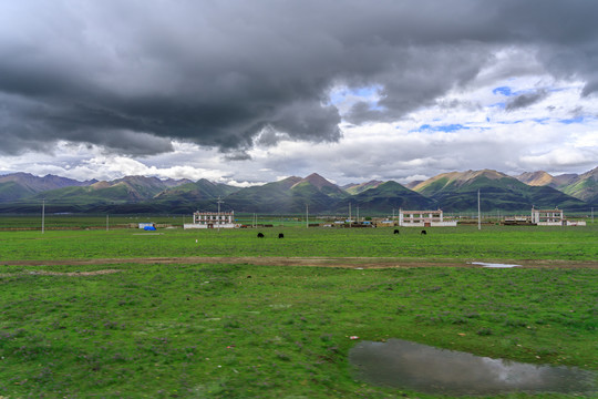 青藏线109国道风光草原群山