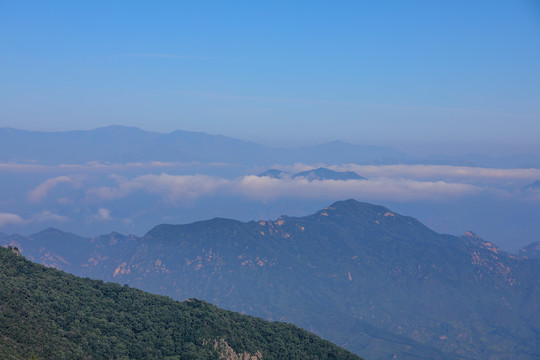 蓝天山顶远眺