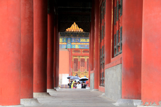 北京故宫大殿红色廊柱