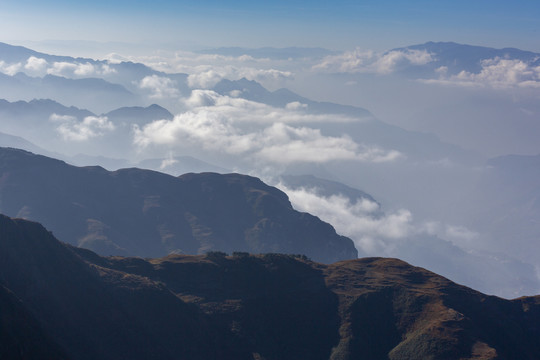 昭通大山包悬崖峭壁白云缭绕