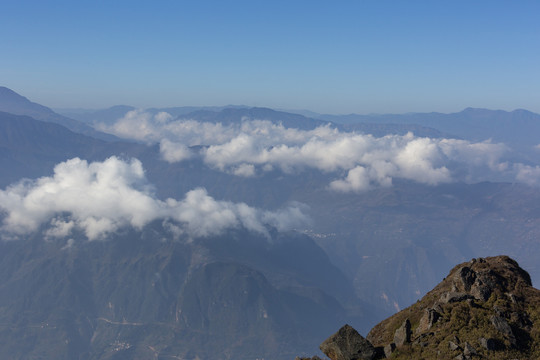 昭通大山包悬崖峭壁白云缭绕