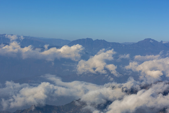 昭通大山包悬崖峭壁白云缭绕