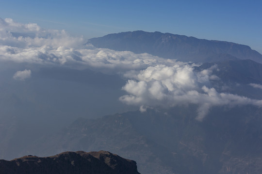 昭通大山包高山沟壑蓝天白云