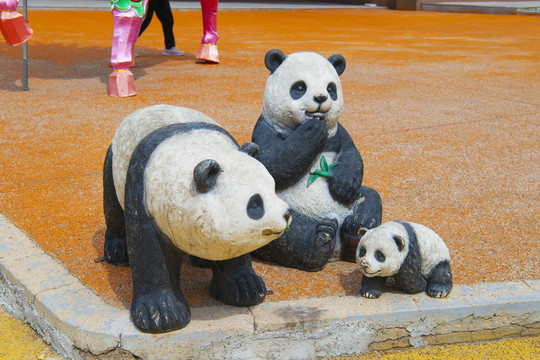 大熊猫爸爸妈妈与宝宝雕像